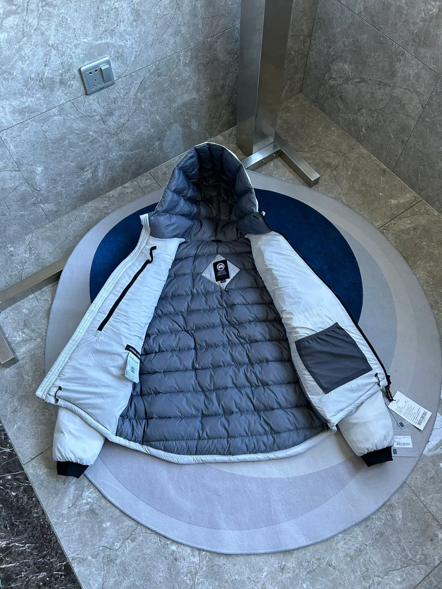 P880 official website CANADA GOOSE thin and light model. It is super lightweight and has no weight-bearing feeling on the upper body! It also shows your temperament!! The Canadian brand Canada Goose has always been recognized as the warmest down jacket. Various Instagram celebrities, Internet celebrities, and celebrities often wear it for street photos. I make Canada Goose every year, but I still can’t get rid of my love for it. No matter how cold the winter is, there is no need to be afraid. It is the legendary warmest down jacket and is known as a must-have for arctic outdoor sports! The most popular down jacket in the world, major celebrities are rushing to buy it, and it is a must-have for everyone! Size: S-2xl Color: black gray